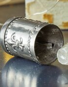 LOBERON Temperówka do świec Fleur De Lys