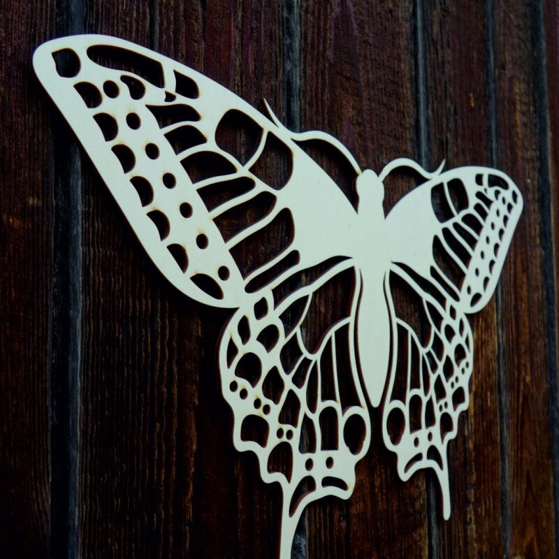 Stylesa XL 750 X 459 mm. Nocny motyl wyrzeźbiony ze sklejki drewnianej LEOPARTID