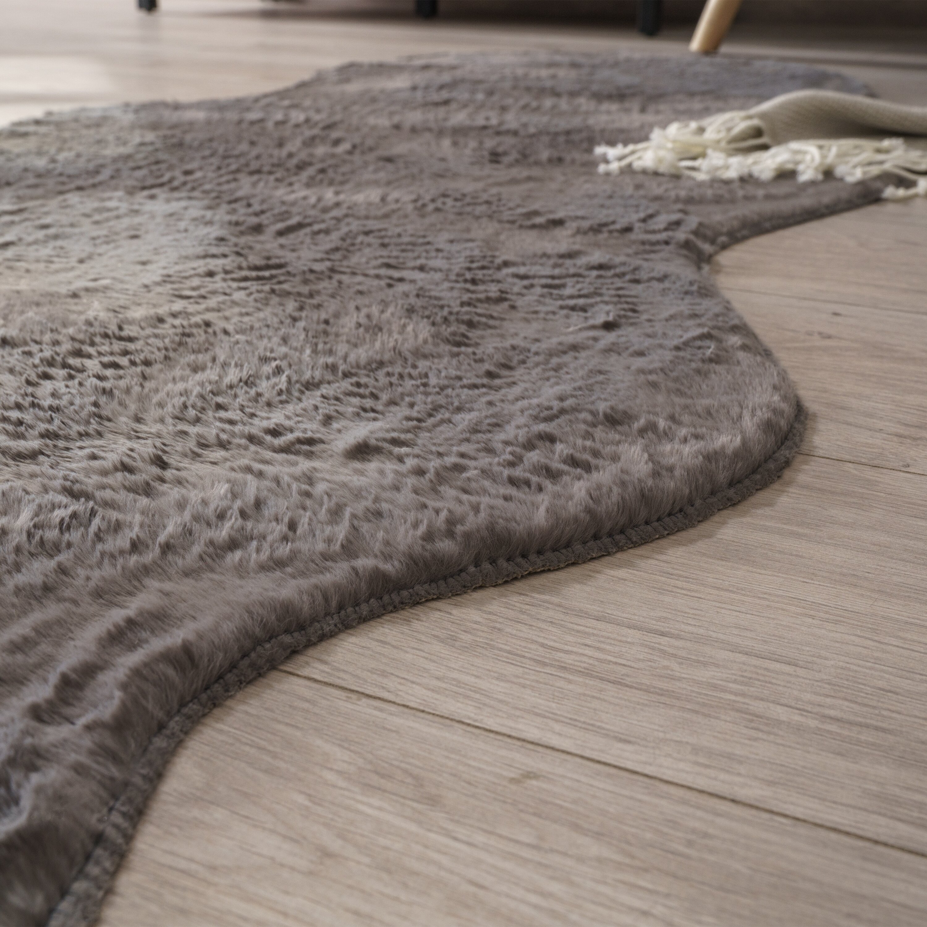 teppich.pl Dywanik futrzany Pelsa antracyt 60x90 cm kształt futra